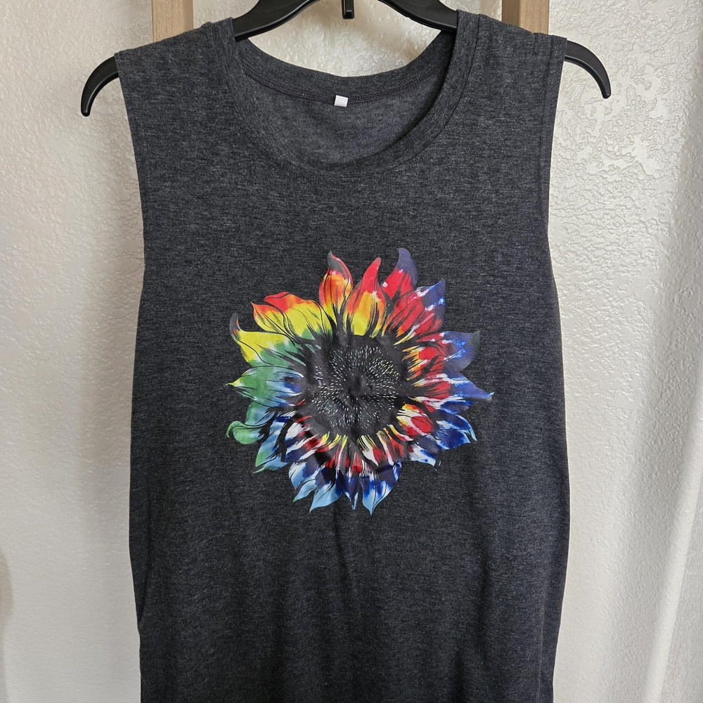 Tie Dye Sunflower Graphic Tank Top in Gray